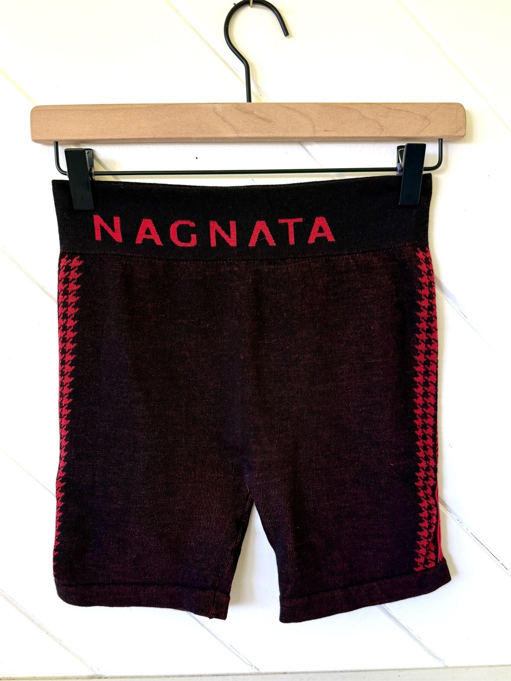 Nagnata red/black short